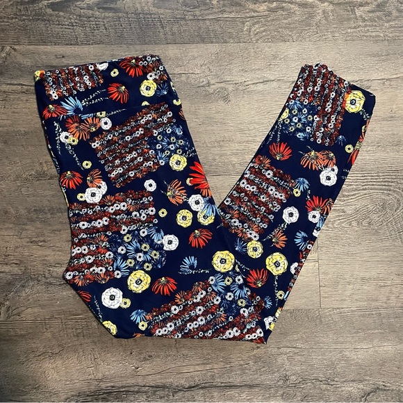 American Flag Floral Leggings.  Women's Size Large / XL.  Buttery Soft. - Picture 5 of 6